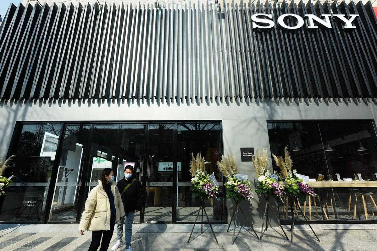 顾客在浙江杭州索尼直营店体验索尼的数码电子产品